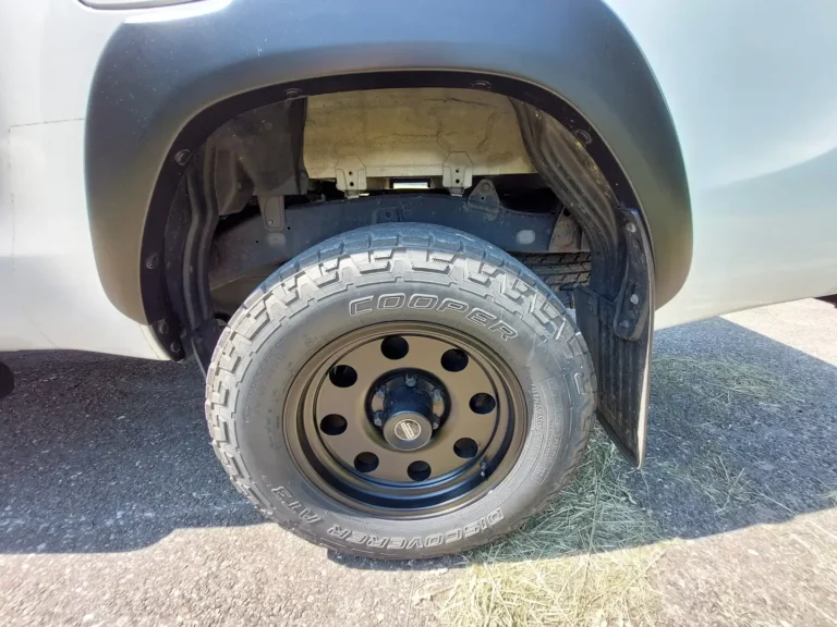 Off-road met Toyota Hilux en Doncamp camperunit - Toyota Hilux 2019 2.4D - velg en band