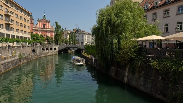 Verdwalen in Ljubljana langs de rivier - theroamingrover.nl