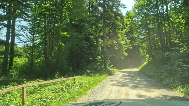 gravelweg rijden in de bergen tijdens de laatste kilometers in Slovenië