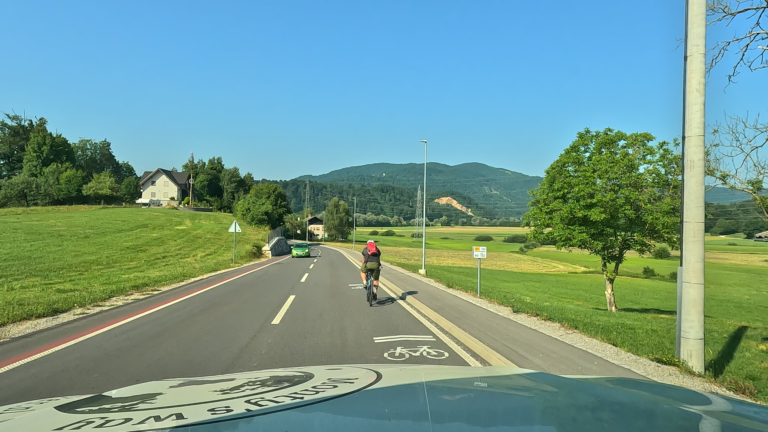 bergen en bochtige wegen tijdens de laatste kilometers in Slovenië - Op pad: laat de laatste kilometers in Slovenië beginnen