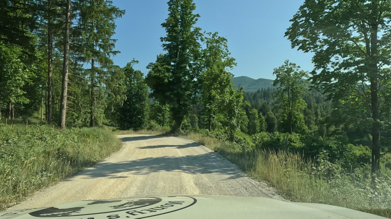 gravelweg rijden in de bergen tijdens de laatste kilometers in Slovenië
