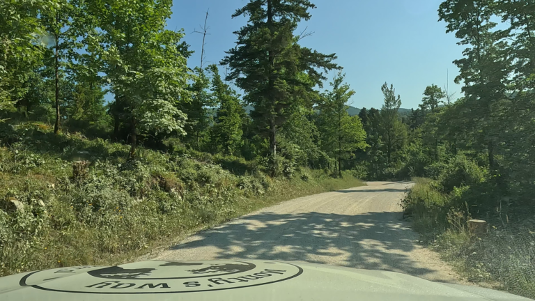 gravelweg rijden in de bergen tijdens de laatste kilometers in Slovenië