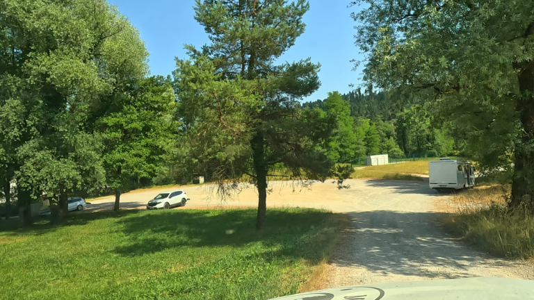 pauze bij de rivier tijdens de laatste kilometers in Slovenië
