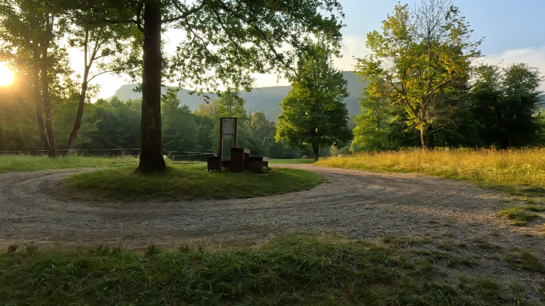 pauze bij de rivier tijdens de laatste kilometers in Slovenië