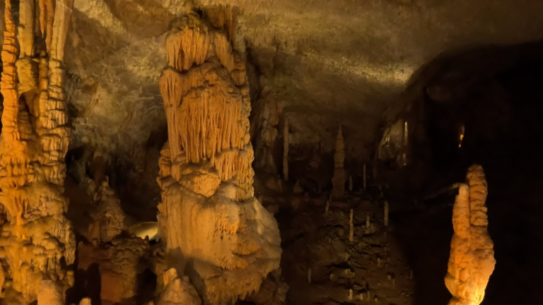 druipsteenformaties in de grotten in de laatste kilometers in Slovenië - Met het treintje de diepte in: Postojna’s geheimen