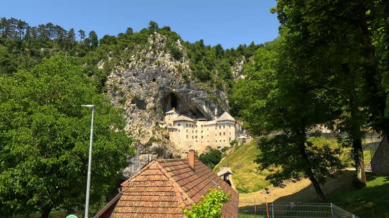 kasteel in de rots bij Predjama in de laatste kilometers in Slovenië - theroamingrover.nl