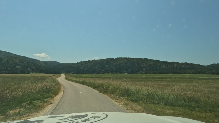 rijden over smalle bergwegen in de laatste kilometers in Slovenië