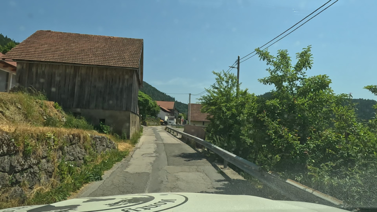 rijden over smalle bergwegen in de laatste kilometers in Slovenië