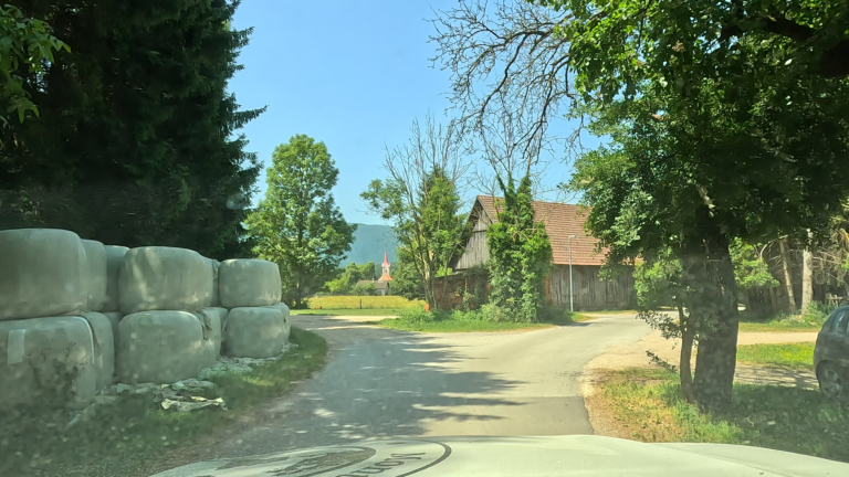 rijden over smalle bergwegen in de laatste kilometers in Slovenië