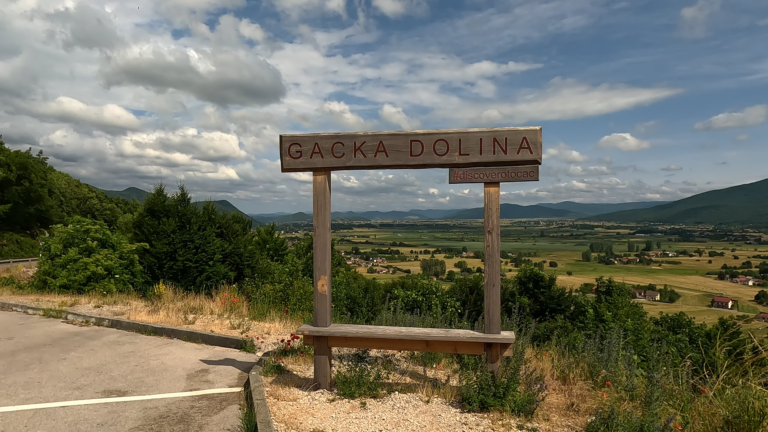 Breed panorama van Gacka Dolina tijdens mijn Avonturen in Kroatië. - theroaminrover.nl