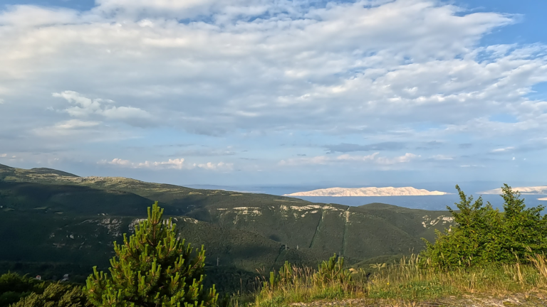 Uitzicht vanaf Vratnik Castle over de Kroatische heuvels tijdens mijn Avonturen in Kroatië.