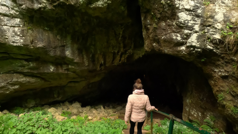 2trappen naar de ingang van  Špilja Samograd