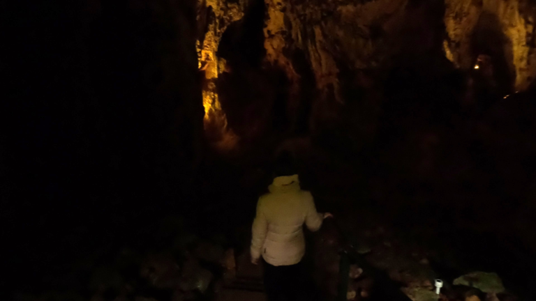 Trap naar Špilja Samograd