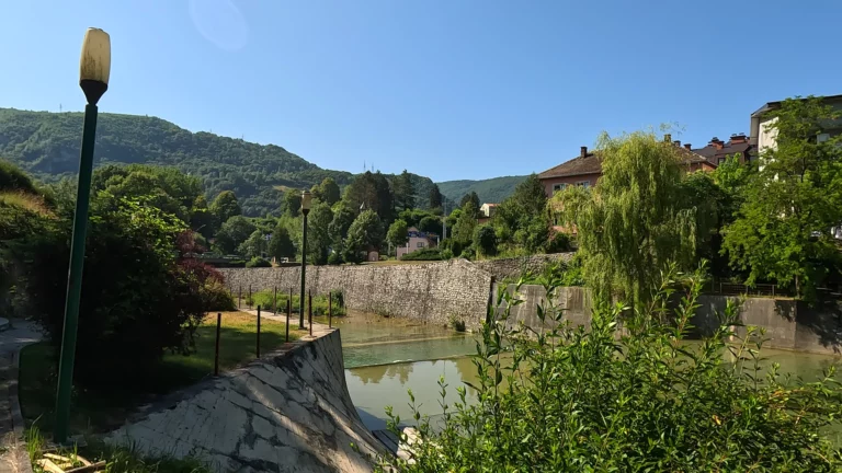 Wandelpad langs rivier Pliva bij Jajce tijdens vanlife in Bosnië