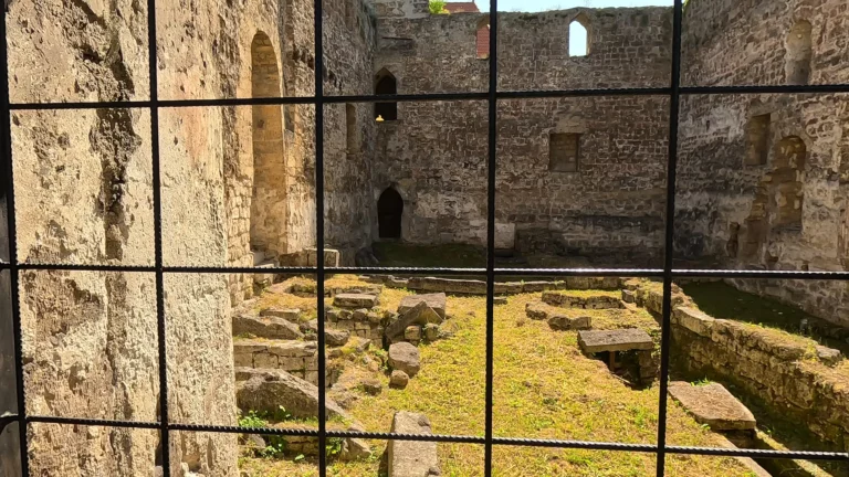 Doorkijk naar kerkruïne in Jajce