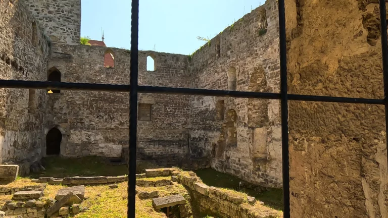 Doorkijk naar kerkruïne in Jajce