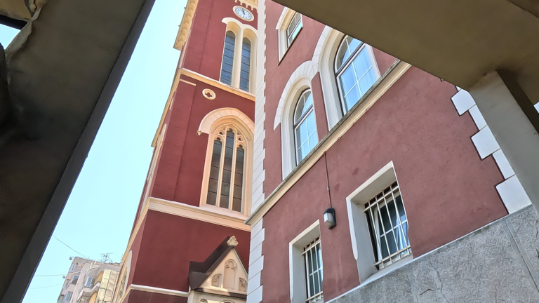 Heilige Antonius van Padua kerk tijdens camperreis in Bosnië
