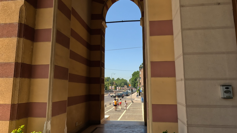 doorkijk van de bogen bij het stadshuis van sarajevo