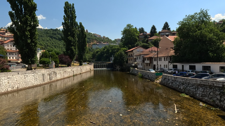 Miljacka rivier in Sarajevo tijdens vanlife in Bosnië