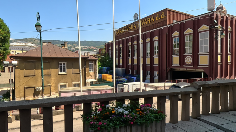 Uitzicht op brouwerij Sarajevska pivara