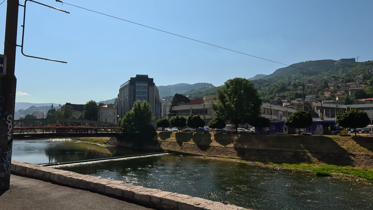Lopen langs de Miljacka Rivier