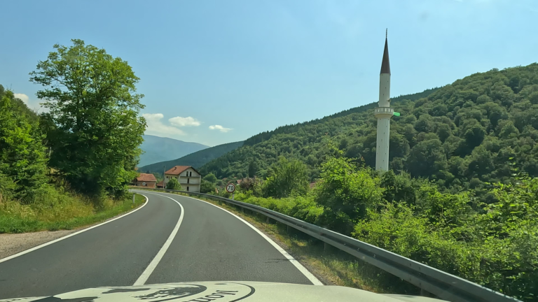 Bergachtig landschap onderweg naar Sarajevo