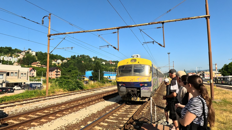 Vanlife in Bosnië: trein naar Sarajevo station