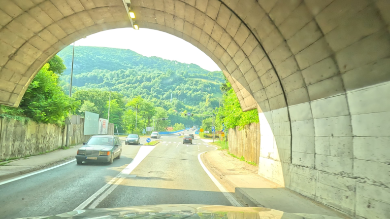 Roadtrip door Bosnië: tunnelpassage net buiten Jajce - THEROAMINGROVER.NL