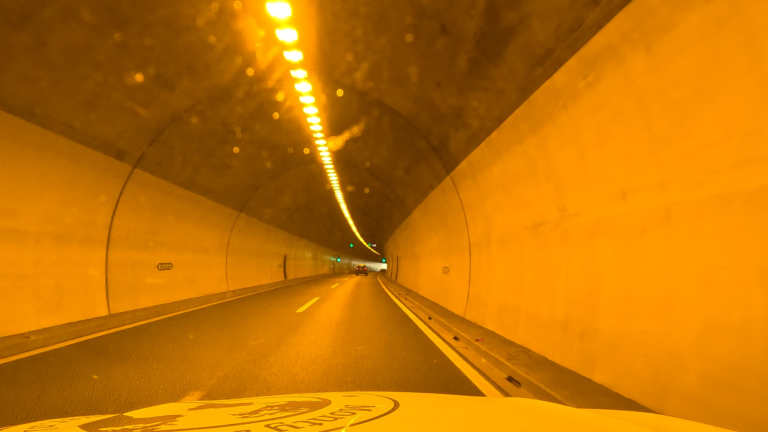door tunnel op de tolweg in Bosnië