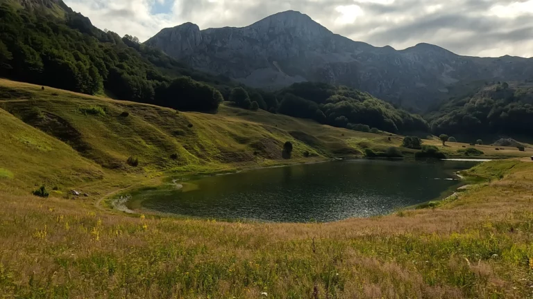Uitzicht op Orlovačko Jezero en bergen van Zelengora op weg naar Valley of the Heroes