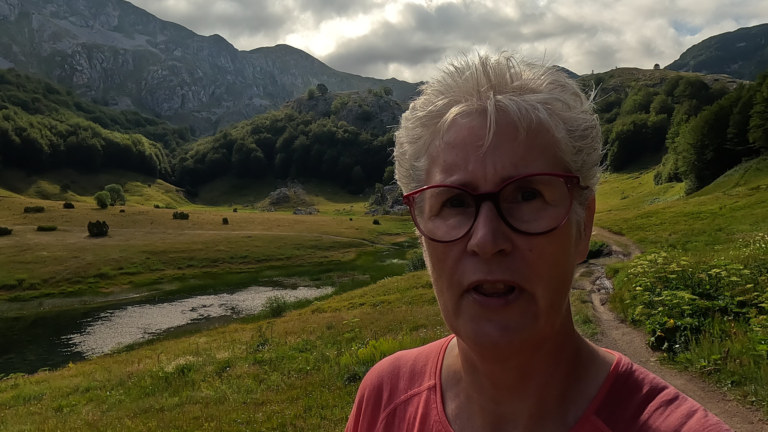 Selfie bij bergmeer in Sutjeska National Park