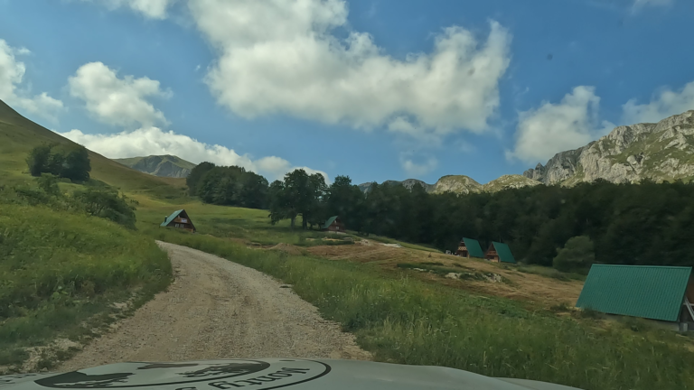 Gravelweg met houten huizen in Sutjeska National Park