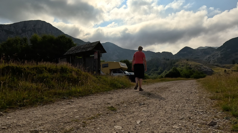Teruglopen naar camper Monty over een gravelpad bij Orlovačko Jezero langs de gravelroute naar Spomenik Sutjeska