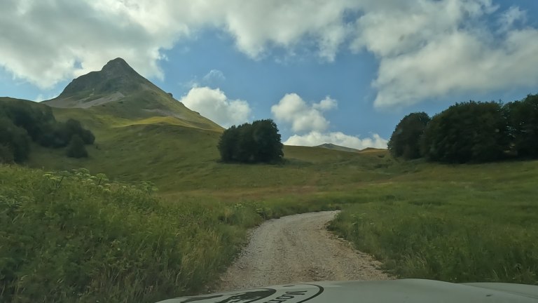 Groene bergtop in Zelengora langs de gravelroute naar Spomenik Sutjeska
