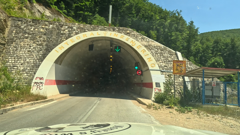 Tunnel met opschrift Integral Inženjering op weg naar Valley of the Heroes