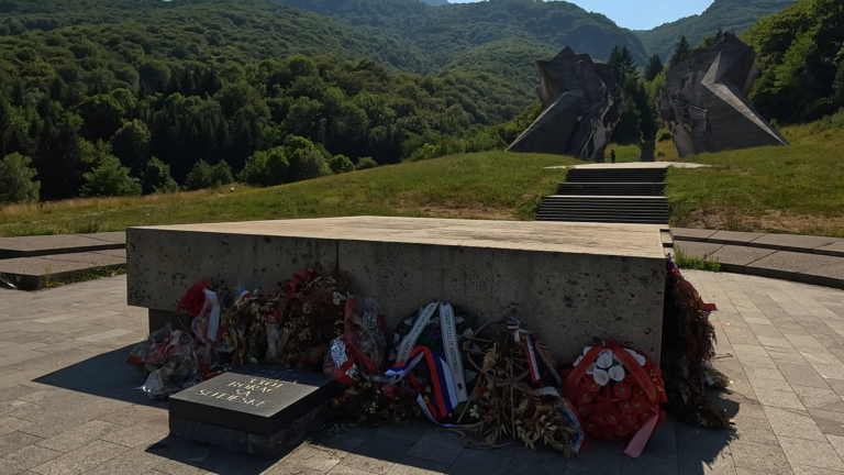 Gedenkaltaar stoffelijke resten van 3000 strijders bij Spomenik Sutjeska op heuvel in Valley of the Heroes