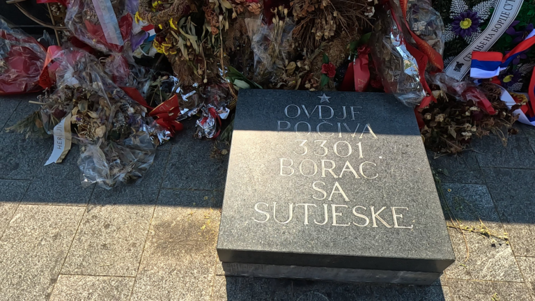 Gedenkplaat ter herinnering aan de gevallen partizanen bij het altaar van Spomenik Sutjeska.