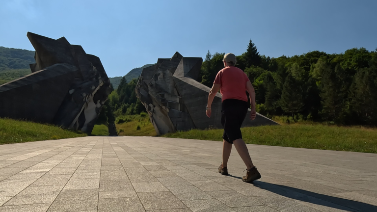 Lopen naar het Spomenik Sutjeska monument