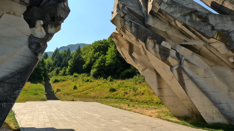 Close-up van de abstract vormgegeven vluchtende partizanen in het Spomenik Sutjeska monument.
