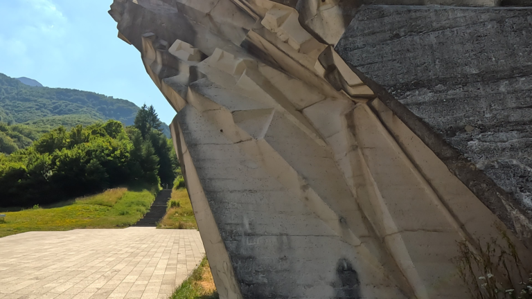 Close-up van de abstract vormgegeven vluchtende partizanen op het monument