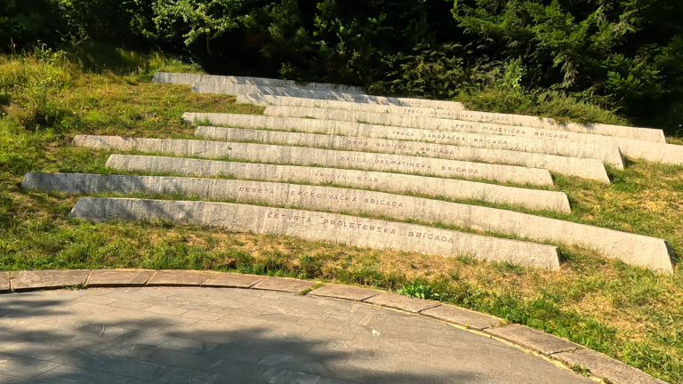 Het amfitheater helemaal bovenop de heuvel bij het Spomenik Sutjeska monument in de Valley of Heroes