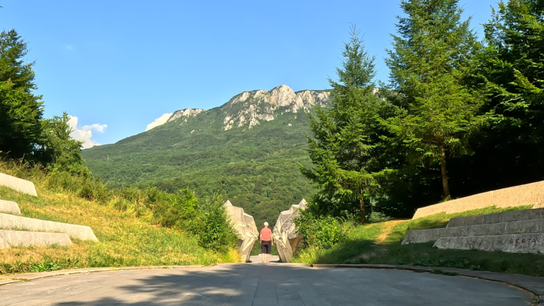 Neer kijken op het Spomenik Sutjeska monument en de Valley of Heroes