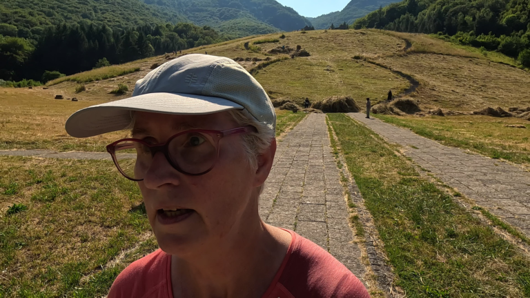 Trappen in de vorm van het infinity teken die je naar het Spomenik Sutjeska monument brengen in de Valley of heroes