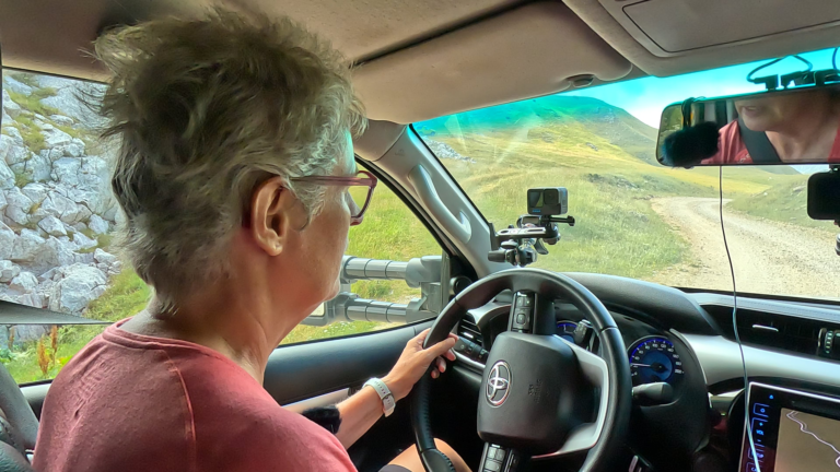 Selfie op gravelweg in Sutjeska National Park