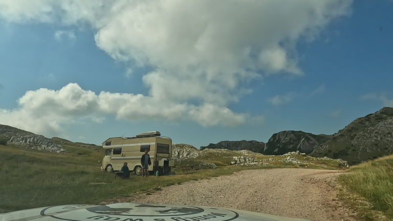 Gravelweg met oude camper op weg naar Valley of Heroes