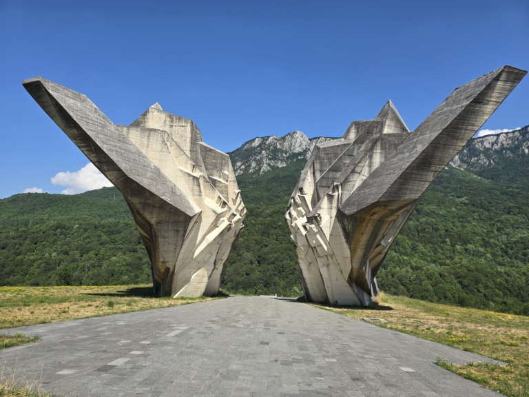 Spomenik Sutjeska monument met uitzicht over het berggebied van Valley of Heroes