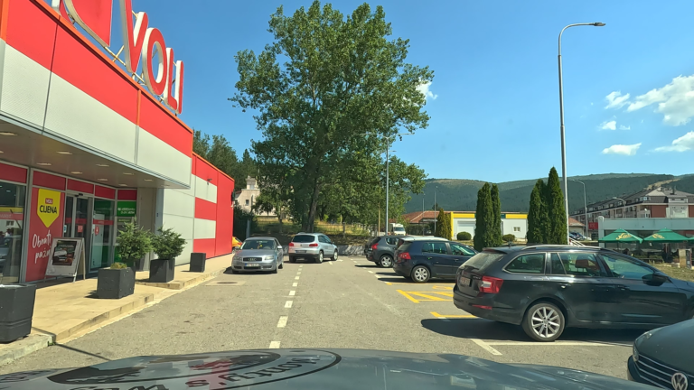 Voli supermarkt in Mojkovac tijdens de route van Black Lake naar Lake Shkodër.