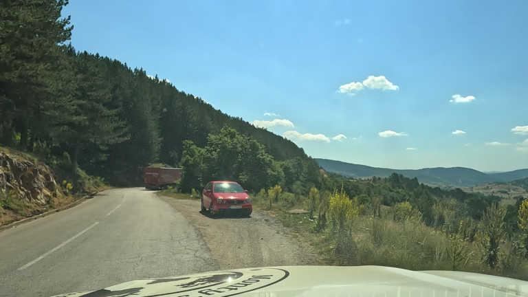 Rijden achter een vrachtwagen op de P10 omleidingsroute door Montenegro en Albanië.