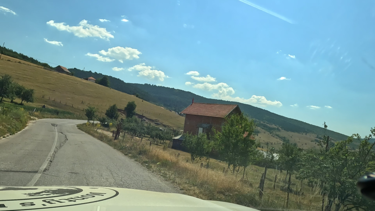 Een van de vele bochten op de P10 omleidingsroute op de route van Black Lake bij Žabljak naar Lake Shkodër