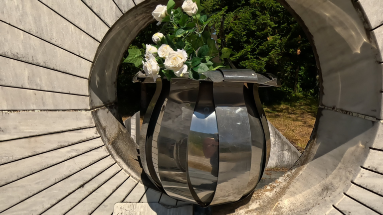 Close-up van de cirkelvorm in het Trubjela monument met vaas en rozen